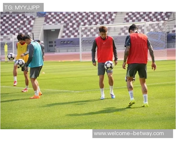 海港队在哈利法国际体育场开启冬季训练首课全力备战新赛季