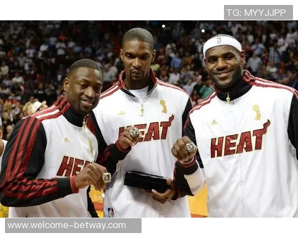 詹宁斯高尔夫赛事盛况空前韦德皮尔斯阿里纳斯等明星齐聚助阵 詹宁斯高尔夫赛事盛况空前韦德皮尔斯阿里纳斯等明星齐聚助阵